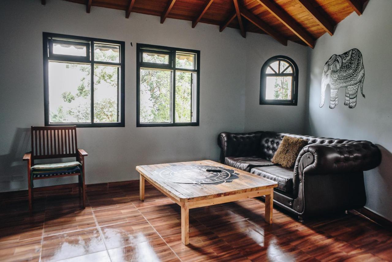 Happy Buddha Hostel & Lodge Guatapé Dış mekan fotoğraf